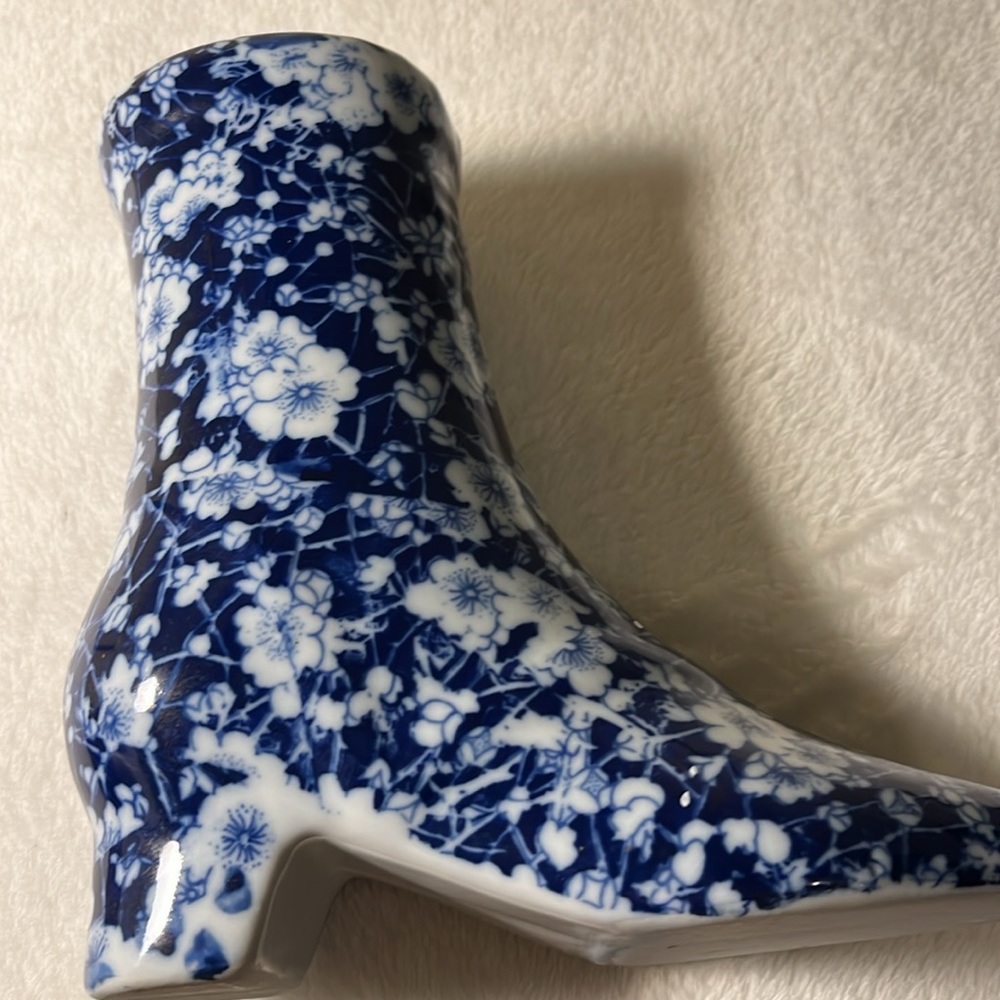 Vase Blue and white shoe boot pointed toe base heel, unmarked calico brand